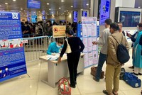 Các hãng hàng không bố trí bàn hỗ trợ khai báo y tế ngay phía ngoài gần lối vào xếp hàng qua cửa kiểm soát an ninh hàng không. (Ảnh: CTV/Vietnam+).