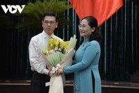 Ông Nguyễn Văn Dũng nhận hoa chúc mừng từ Chủ tịch HĐND TPHCM Nguyễn Thị Lệ.