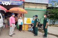 Cán bộ hướng dẫn người dân thực hiện quy định của chính quyền.