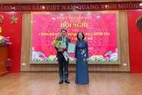 Uỷ viên Bộ Chính trị, Bí thư Trung ương Đảng, Trưởng Ban Tổ chức Trung ương Trương Thị Mai trao quyết định của Bộ Chính trị cho ông Nguyễn Hải Ninh.