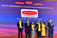 Ông Trần Thanh Tú – Phó tổng giám đốc Pháp lý, Pháp chế và Đối ngoại Dai-ichi Life Việt Nam, nhận Cup vinh danh tại chương trình Rồng Vàng ngày 26/4/2021.