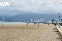 Bãi biển Quy Nhơn được bố trí khu chơi thể thao cho người dân và du khách.