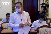 Giám đốc Sở Y tế Nguyễn Tấn Bỉnh báo cáo tại buổi làm việc.