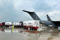 Máy bay Không quân Ấn Độ tại Singapore để nhận các bồn chứa oxy lỏng. Ảnh: ANI.