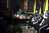 Quán karaoke mở cửa hoạt động, không thực hiện biện pháp dừng hoạt động kinh doanh để phòng chống dịch Covid-19 sẽ bị xử phạt nặng. Ảnh minh họa: KT.