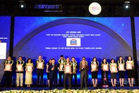 Đại diện Tập đoàn DIC nhận giải thưởng “Top 50 Doanh nghiệp tăng trưởng xuất sắc nhất Việt Nam năm 2021”.