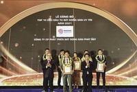 Ông Nguyễn Thanh Thảo – Phó tổng giám đốc Tài chính (đứng giữa, hàng thứ 2), đại diện Phát Đạt đón nhận Cup và bảng vinh danh tại Lễ công bố ngày 27/4/2021 của Vietnam Report.