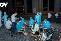 Các bác sỹ đang lấy mẫu xét nghiệm Covid-19 cho người dân.