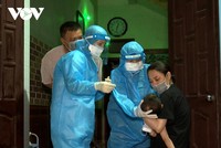 Cán bộ y tế lấy mẫu xét nghiệm cho người dân ngay trong đêm. (Ảnh: CTV Giang Nam).