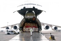 Chuyến bay chở hàng cứu trợ của UAE dành cho Ấn Độ ngày 29/04. Ảnh: ANI.