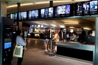 Pháp sẽ mở lại các cửa hàng từ giữa tháng 5. Ảnh: Le Monde.