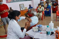 Nhân viên y tế tiêm chủng Covid-19 cho người dân tại thành phố Bengaluru bang Karnataka miền Nam Ấn Độ. Ảnh: ANI.