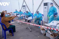 Kiểm tra Covid-19 tại Campuchia. Ảnh: VOV.