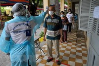 Kiểm tra thân nhiệt phòng lây nhiễm COVID-19 tại Phnom Penh, Campuchia. (Ảnh: AFP/TTXVN).