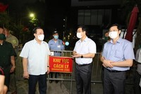 Tối 2/5, ông Chử Xuân Dũng Phó Chủ tịch thành phố Hà Nội cùng đoàn công tác đã tới kiểm tra quy trình cách ly, phòng dịch của chung cư Viễn Đông Star. (Ảnh: PV/Vietnam+).