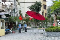 Lực lượng chức năng đã phong tỏa, lập barie chốt chặn người ra vào toà chung cư này.