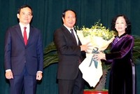 Đồng chí Trương Thị Mai chúc mừng đồng chí Lê Văn Thành.