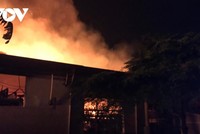 Công ty giấy cháy kèm tiếng nổ lúc đêm khuya.