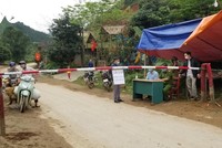 Các lực lượng chức năng kiểm soát dịch bệnh Covid-19 tại các chốt trạm.