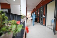 Vệ sinh khử khuẩn trường lớp. (Ảnh: Thanh Tùng/TTXVN).