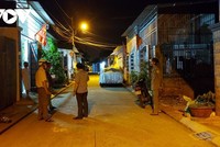 Lực lượng chức năng đang triển khai công tác phong tỏa tại khu vực có ca dương tính với virus SARS-CoV-2.