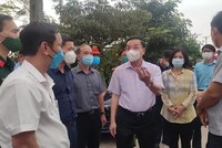 Ông Chu Ngọc Anh, Chủ tịch Ủy ban nhân dân Thành phố Hà Nội kiểm tra công tác phòng, chống dịch tại xã Kim Sơn (Gia Lâm) . (Ảnh: PV/Vietnam+).