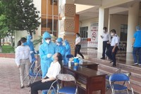 Lấy mẫu xét nghiệm giám sát cộng đồng (Ảnh: Trung tâm Y tế quận Tân Phú).