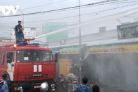 Cán bộ, chiến sĩ Vùng 5 Hải quân và các lực lượng sử dụng vòi rồng chữa cháy.