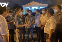 Ông Nguyễn Văn Quảng, Bí thư Thành ủy Đà Nẵng (đứng giữa) đang chỉ đạo chống dịch trước cổng Khu Công nghiệp An Đồn trong đêm 11/5.