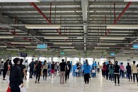 Lấy mẫu xét nghiệm SARS-CoV-2 công nhân KCN Vân Trung, tỉnh Bắc Giang.