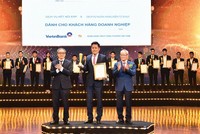 Ông Lê Duy Hải - Giám đốc Khối Khách hàng doanh nghiệp đại diện VietinBank nhận Giải thưởng Sao Khuê với 2 sản phẩm, dịch vụ gồm: VietinBank eFAST và Dịch vụ kết nối ERP dành cho khách hàng doanh nghiệp.