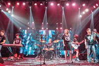 Tổng giám đốc HSBC Việt Nam Tim Evans (tay trống) và ban nhạc phục vụ khán giả Việt Nam.