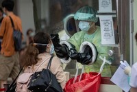 Số ca mắc Covid-19 ở Đài Loan bắt đầu tăng vọt khoảng 1 tuần trở lại đây (Ảnh: Bloomberg).