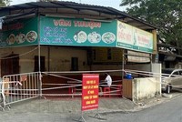 Khoanh vùng, xử lý khử khuẩn tại nơi có ca mắc COVID-19 từng bán hàng ăn sáng, phường Trần Phú, thành phố Hải Dương. (Ảnh: Mạnh Tú/TTXVN)