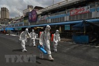 Phun thuốc khử trùng nhằm ngăn chặn sự lây lan của COVID-19 tại Phnom Penh, Campuchia. (Nguồn: AFP/TTXVN).