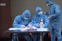 Nhân viên y tế chuẩn bị lấy mẫu xét nghiệm liên quan đến ca Covid-19 tại Quận 3 ngày 20/5 (Ảnh: HCDC).