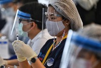 Nhân viên y tế chuẩn bị tiêm vaccine cho các nhân viên tại Sân bay Quốc tế Suvarnabhumi ở Bangkok, Thái Lan. Ảnh: AFP.