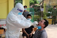 Lấy mẫu xét nghiệm COVID-19. Ảnh minh họa. (Nguồn: TTXVN).