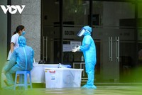 Lực lượng y tế lấy mẫu tại khu chung cư Goldmark City sau khi phát hiện ca mắc COVID-19 sinh sống tại đây.