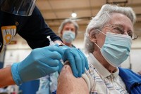 Tiêm vaccine Covidi-19 tại Mỹ. Ảnh: Al Jazeera.