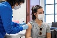 Tiêm vaccine Covid ở Mỹ. Ảnh: Reuters.