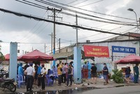 Lấy mẫu xét nghiệm tại hẻm 178/18 đường Bình Quới (P.28, Q.Bình Thạnh, TP.HCM) do có ca nghi nhiễm Covid-19 liên quan đến hội viên sinh hoạt tại Hội thánh truyền giáo Phục Hưng.