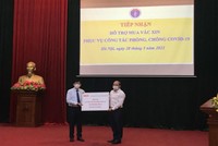 Ông Nguyễn Trọng Tiếu – Phó Chủ tịch HĐQT GELEX (ảnh phải) trao số tiền 30 tỷ đồng ủng hộ Quỹ vắc-xin phòng chống COVID-19 cho Bộ trưởng Bộ Y tế.