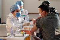 Nhân viên y tế tiêm chủng vaccine ngừa Covid-19 cho người dân tại Bắc Kinh, Trung Quốc. Ảnh: THX/TTXVN.