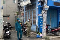 Lực lượng chức năng chốt chặn tại hẻm 415 Nguyễn Văn Công (phường 3, quận Gò Vấp, Thành phố Hồ Chí Minh) nơi có điểm sinh hoạt của giáo phái truyền giáo Phục Hưng. (Ảnh: Hồng Giang/TTXVN).