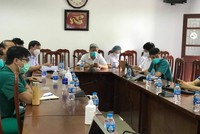 Thứ trưởng Nguyễn Trường Sơn tham gia buổi hội chẩn cùng các y bác sĩ tại Bệnh viện Phổi Bắc Giang. (Ảnh: Ngọc Mai)