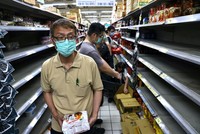 Người dân đổ xô đi mua mì gói ở Đài Bắc, Đài Loan ngày 15/5 sau khi chính quyền khuyến cáo hạn chế rời nhà và không tụ tập. Ảnh: Reuters.