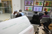 Dòng tiền nội, nhất là dòng tiền cá nhân vẫn tiếp tục đổ mạnh vào thị trường chứng khoán.