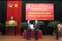 Trao quyết định của Bộ Chính trị cho ông Lương Quốc Đoàn. (trái).