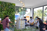 Khách hàng tìm hiểu dự án tại khu nhà mẫu căn hộ Bcons.